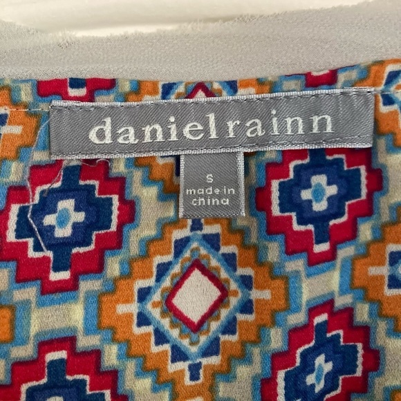Daniel Rainn geometric print cap sleeve blouse. Size S - Picture 4 of 7